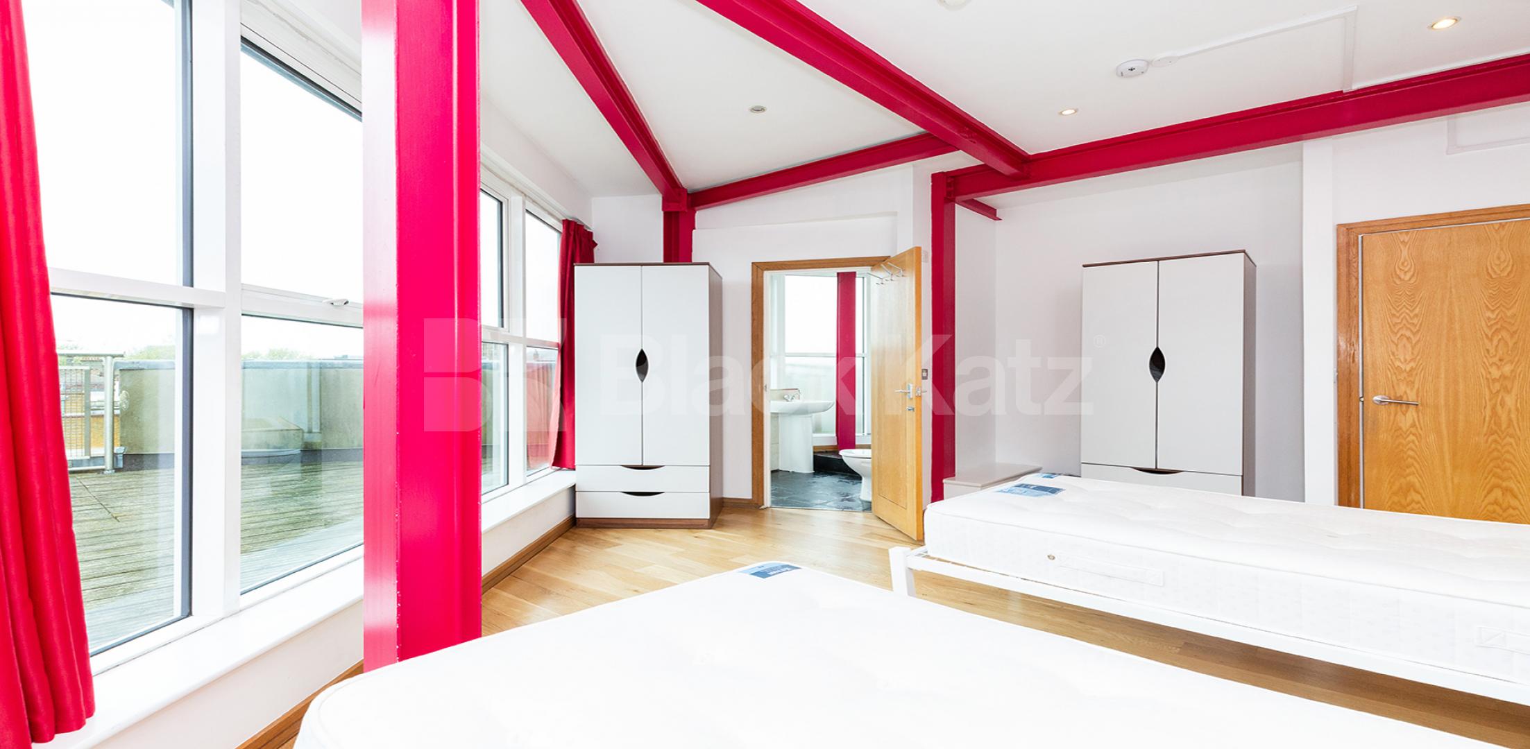 			PENTHOUSE WITH ROOF TERRACE!, 4 Bedroom, 1 bath, 1 reception Flat			 Farringdon Road, CLERKENWELL / HOLBORN